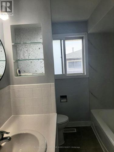 2141 Meadowbrook Road, Burlington, ON - Indoor Photo Showing Bathroom