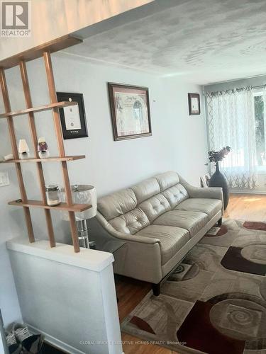 2141 Meadowbrook Road, Burlington, ON - Indoor Photo Showing Living Room