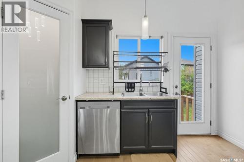 455 Hastings Crescent, Saskatoon, SK - Indoor Photo Showing Kitchen With Double Sink