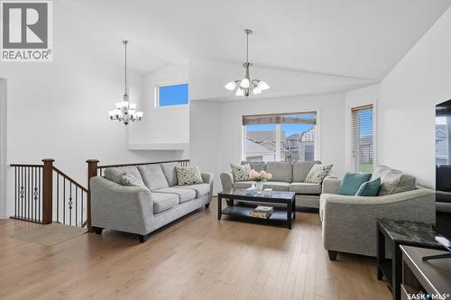 455 Hastings Crescent, Saskatoon, SK - Indoor Photo Showing Living Room