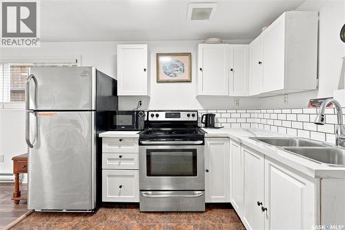 455 Hastings Crescent, Saskatoon, SK - Indoor Photo Showing Kitchen With Double Sink