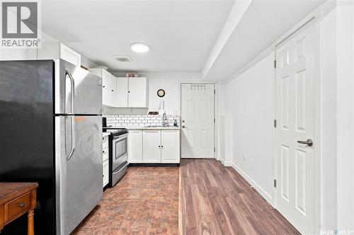 455 Hastings Crescent, Saskatoon, SK - Indoor Photo Showing Kitchen