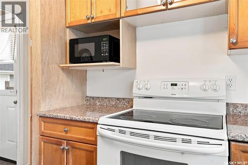 1714 Drinkle Street, Saskatoon, SK - Indoor Photo Showing Kitchen