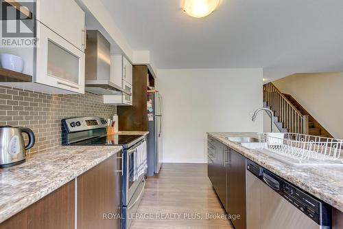 68 Crafter Crescent, Hamilton, ON - Indoor Photo Showing Kitchen With Upgraded Kitchen