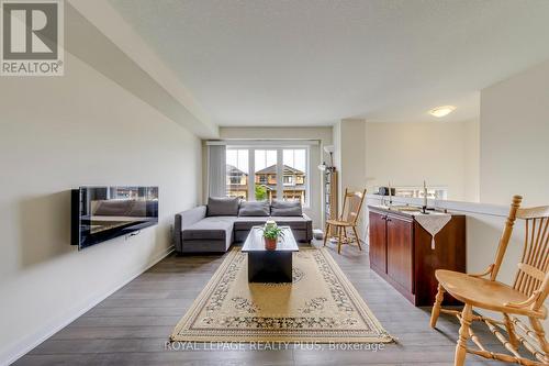 68 Crafter Crescent, Hamilton, ON - Indoor Photo Showing Living Room