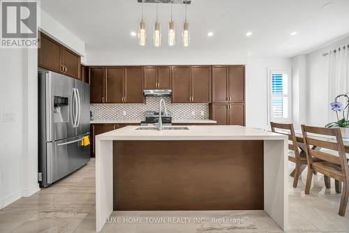19 Findlay Way, Centre Wellington, ON - Indoor Photo Showing Kitchen With Upgraded Kitchen