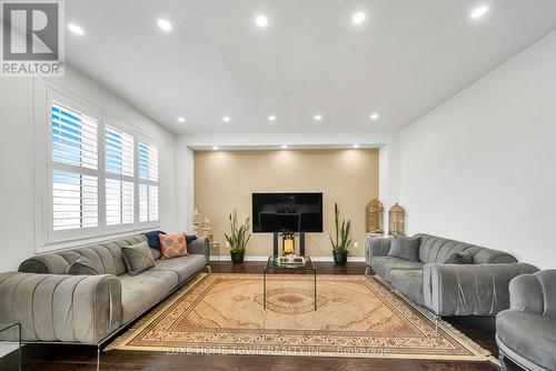 19 Findlay Way, Centre Wellington, ON - Indoor Photo Showing Living Room