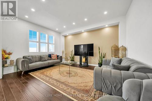 19 Findlay Way, Centre Wellington, ON - Indoor Photo Showing Living Room