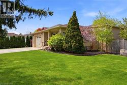 18 ANNE Court  Grimsby, ON L3M 5B4