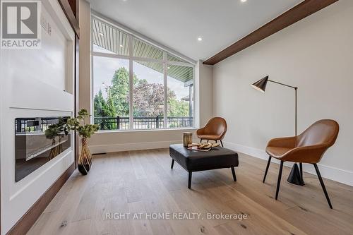 690 HILLMAN CRESCENT , Mississauga, Ontario L4Y 2H9 4