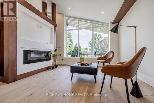 690 HILLMAN CRESCENT , Mississauga, Ontario L4Y 2H9 5