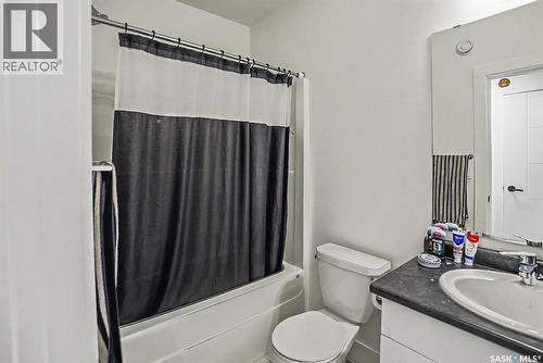 138 Rosewood Boulevard E, Saskatoon, SK - Indoor Photo Showing Bathroom