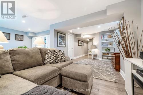 86 Stillwater Crescent, Hamilton, ON - Indoor Photo Showing Living Room