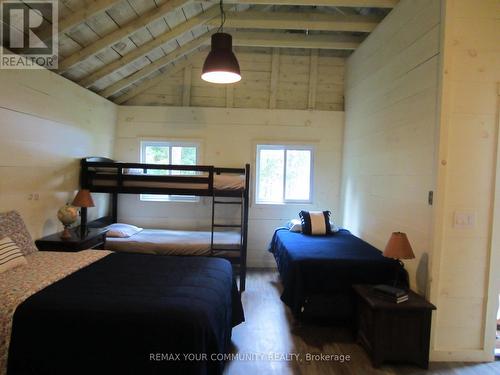 Sleeps 5  - Great for Kids and Guests - 6576 Quarry Point Road, Ramara, ON - Indoor Photo Showing Bedroom
