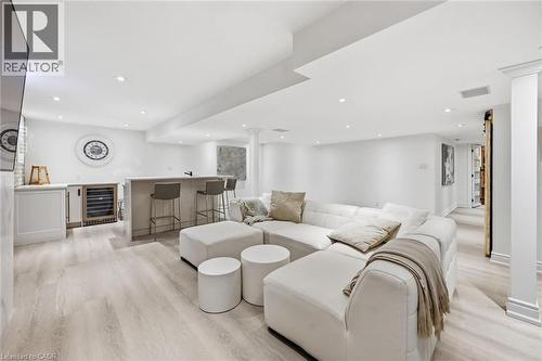 5444 Sundial Road, Burlington, ON - Indoor Photo Showing Living Room