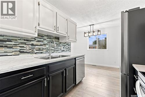 118 Dundurn Place, Saskatoon, SK - Indoor Photo Showing Kitchen With Double Sink