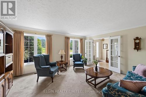 16 Massey Drive, St. Thomas, ON - Indoor Photo Showing Living Room