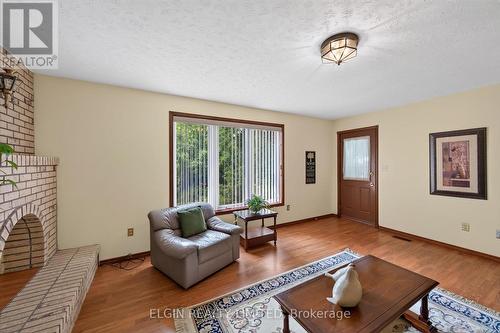16 Massey Drive, St. Thomas, ON - Indoor Photo Showing Living Room