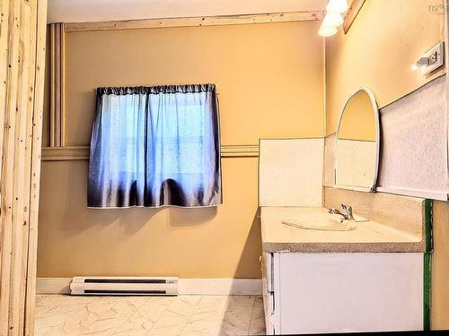 4486 242 Highway, Maccan, NS - Indoor Photo Showing Bathroom