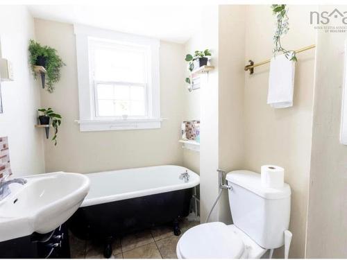 40 King Street, Truro, NS - Indoor Photo Showing Bathroom