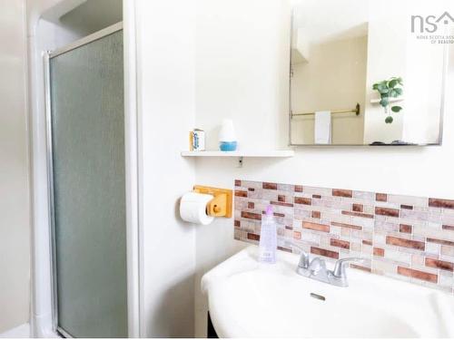 40 King Street, Truro, NS - Indoor Photo Showing Bathroom