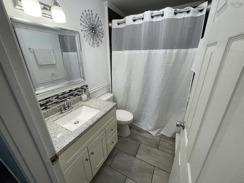 1231 289 Highway, Brookfield, NS - Indoor Photo Showing Bathroom