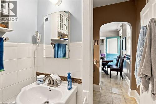 132 Emerald Street S, Hamilton, ON - Indoor Photo Showing Bathroom