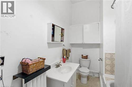 132 Emerald Street S, Hamilton, ON - Indoor Photo Showing Bathroom