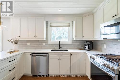 27 Poplar Crescent, Ramara, ON - Indoor Photo Showing Kitchen With Upgraded Kitchen
