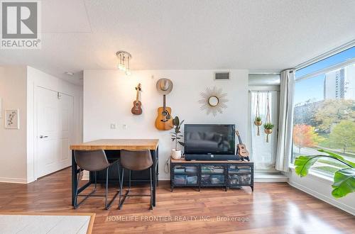 716 - 18 Valley Woods Road, Toronto, ON - Indoor Photo Showing Living Room