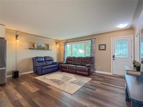 1106 Louise Avenue E, Brandon, MB - Indoor Photo Showing Living Room