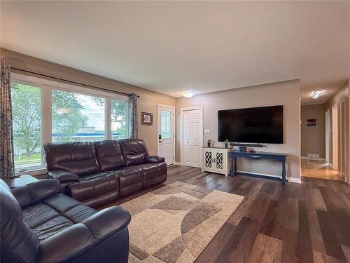 1106 Louise Avenue E, Brandon, MB - Indoor Photo Showing Living Room