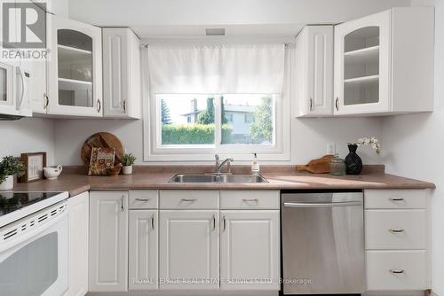 3192 Windwood Drive, Mississauga, ON - Indoor Photo Showing Kitchen With Double Sink