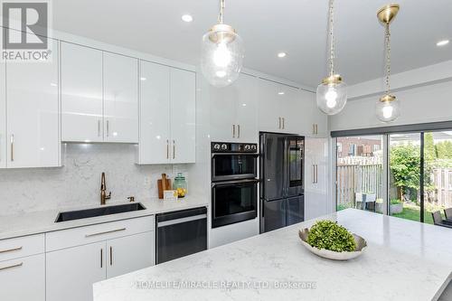 36 Tidemore Heights, Hamilton, ON - Indoor Photo Showing Kitchen With Upgraded Kitchen