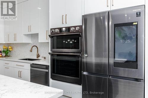 36 Tidemore Heights, Hamilton, ON - Indoor Photo Showing Kitchen With Upgraded Kitchen
