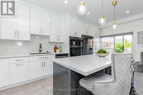 36 Tidemore Heights, Hamilton, ON - Indoor Photo Showing Kitchen With Upgraded Kitchen