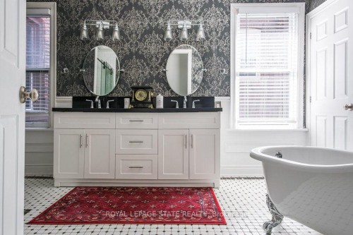 122 East Avenue S, Hamilton, ON - Indoor Photo Showing Bathroom