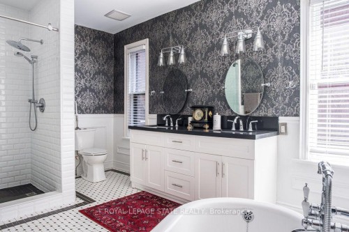 122 East Avenue S, Hamilton, ON - Indoor Photo Showing Bathroom