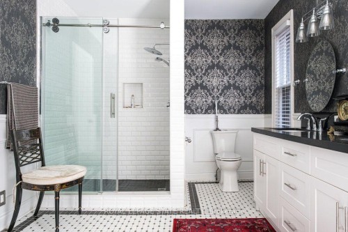 122 East Avenue S, Hamilton, ON - Indoor Photo Showing Bathroom