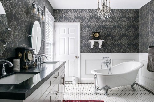 122 East Avenue S, Hamilton, ON - Indoor Photo Showing Bathroom