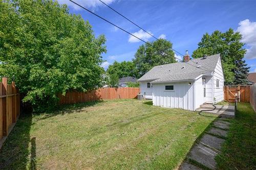 838 Atlantic Ave, Winnipeg, MB - Outdoor With Backyard