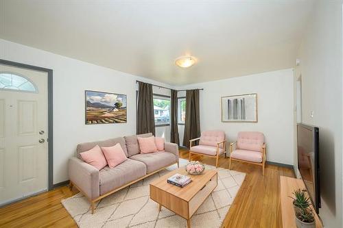 838 Atlantic Ave, Winnipeg, MB - Indoor Photo Showing Living Room