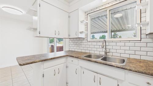 1305 10Th Avenue, Cranbrook, BC - Indoor Photo Showing Kitchen With Double Sink