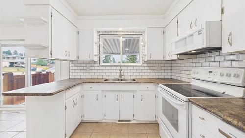 1305 10Th Avenue, Cranbrook, BC - Indoor Photo Showing Kitchen With Double Sink
