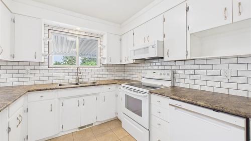 1305 10Th Avenue, Cranbrook, BC - Indoor Photo Showing Kitchen With Double Sink