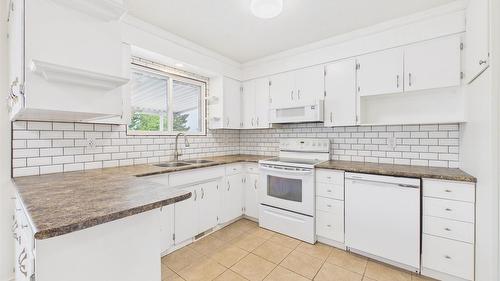 1305 10Th Avenue, Cranbrook, BC - Indoor Photo Showing Kitchen With Double Sink
