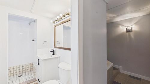 1305 10Th Avenue, Cranbrook, BC - Indoor Photo Showing Bathroom