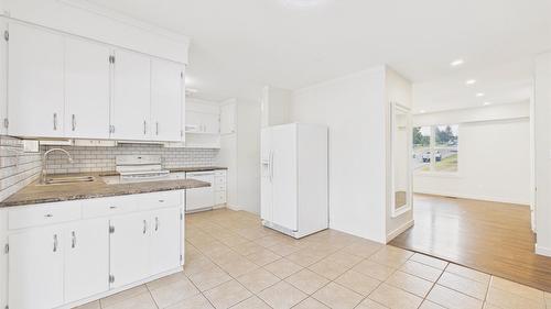 1305 10Th Avenue, Cranbrook, BC - Indoor Photo Showing Kitchen