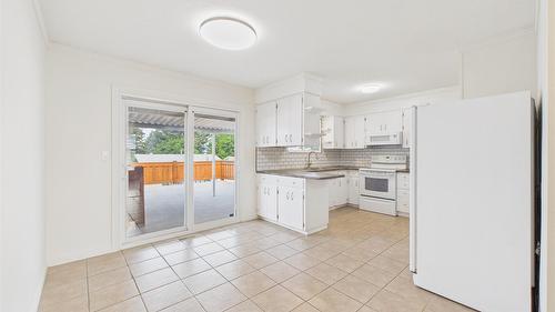 1305 10Th Avenue, Cranbrook, BC - Indoor Photo Showing Kitchen