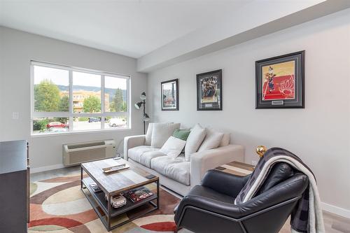 126-2301 Carrington Road, West Kelowna, BC - Indoor Photo Showing Living Room